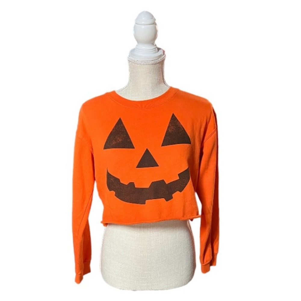 Halloween pumpkin cropped sweatshirt.‎  Size small.  Like new.